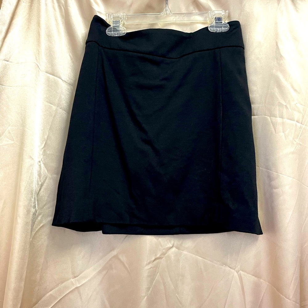 Classic Black House White Market skirt